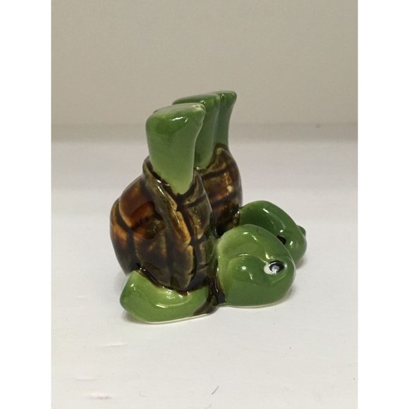 Cracker Barrel Turtles Yoga Everyday Miniature Salt & Pepper Shakers - Picture 2 of 4
